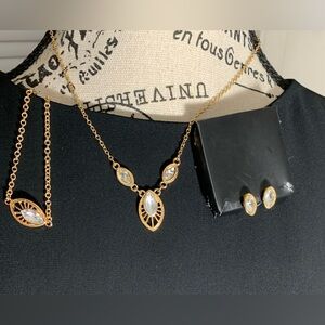 Signature Collection beautiful three piece gold tone oval necklace set.